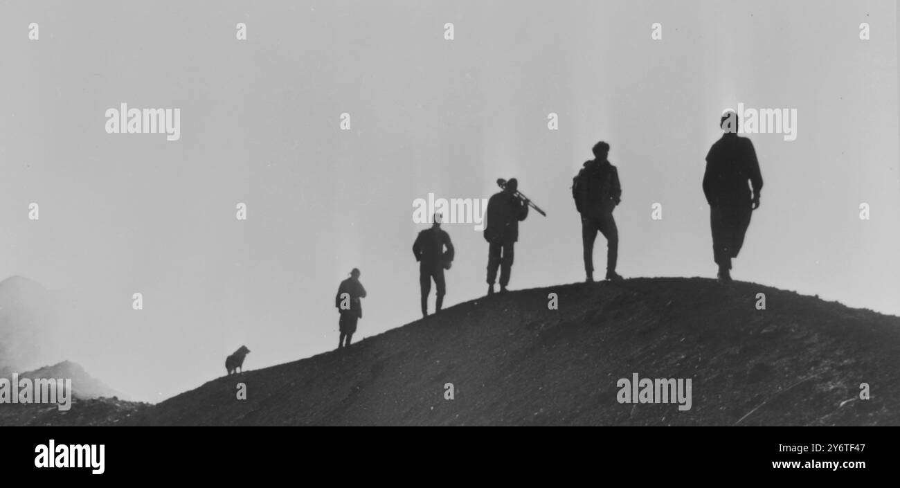 VULKANE FÜNF FORSCHER, DIE SILHOUETTEN GEGEN GLARE VULKAN - SCIENTINST ARBEITEN IN LAND DER VULKANE, KAMTSCHATKA, RUSSLAND 13. NOVEMBER 1961 Stockfoto