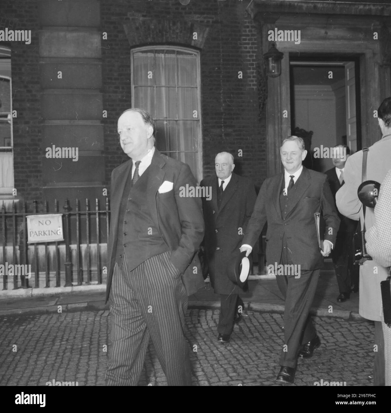 LARD HAILSHAM MIT LORD MILLS – KABINETT BESCHLIESST ROYAL TOUR IN LONDON AM 8. NOVEMBER 1961 Stockfoto