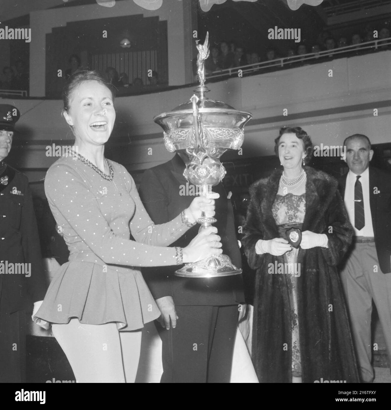 RICHMOND TROPHÄE - EISLAUFSIEGERIN - NICOLE HASSLER 7. NOVEMBER 1961 Stockfoto