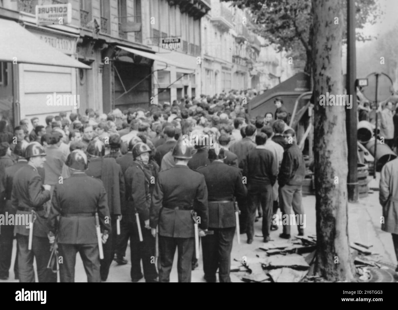 DEMONSTRATION GEGEN ATOMTESTS DURCH RUSSLAND IN PARIS 1. NOVEMBER 1961 Stockfoto
