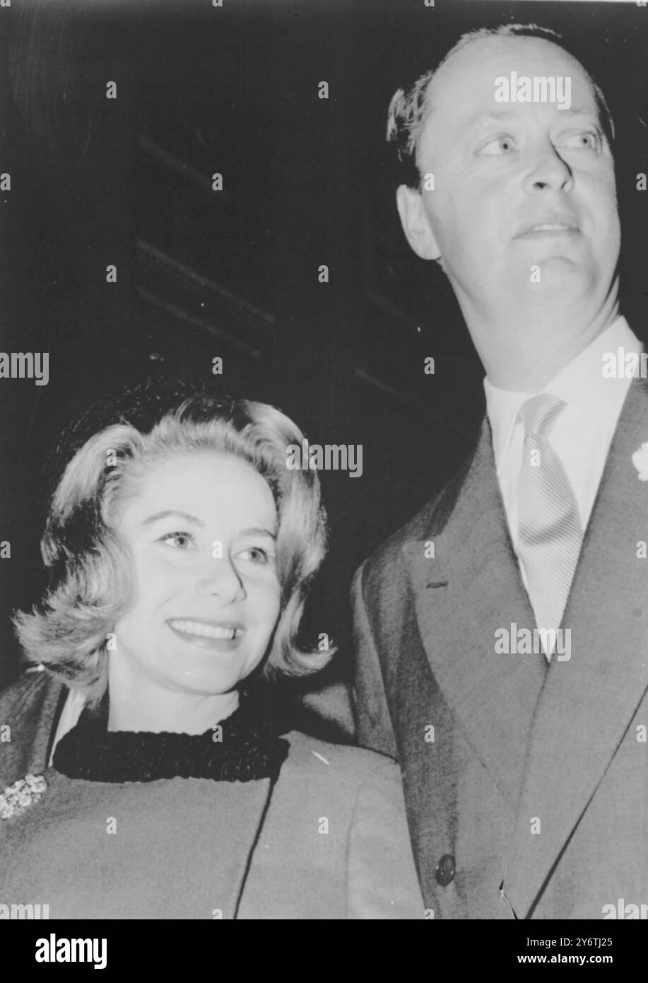TINA LIVANOS MIT MARQUESS OF BLANDFORD AM 23. OKTOBER 1961 IN PARIS Stockfoto