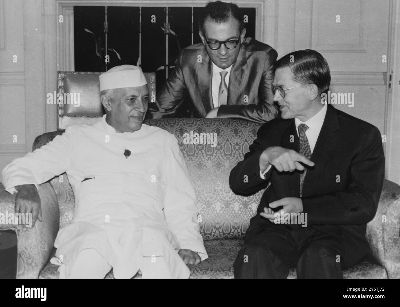 ALEKSANDER ZAWADZKI AUS POLEN MIT DEM INDISCHEN PREMIER NEHRU AUF DER KONFERENZ IN NEU-DELHI AM 21. OKTOBER 1961 Stockfoto