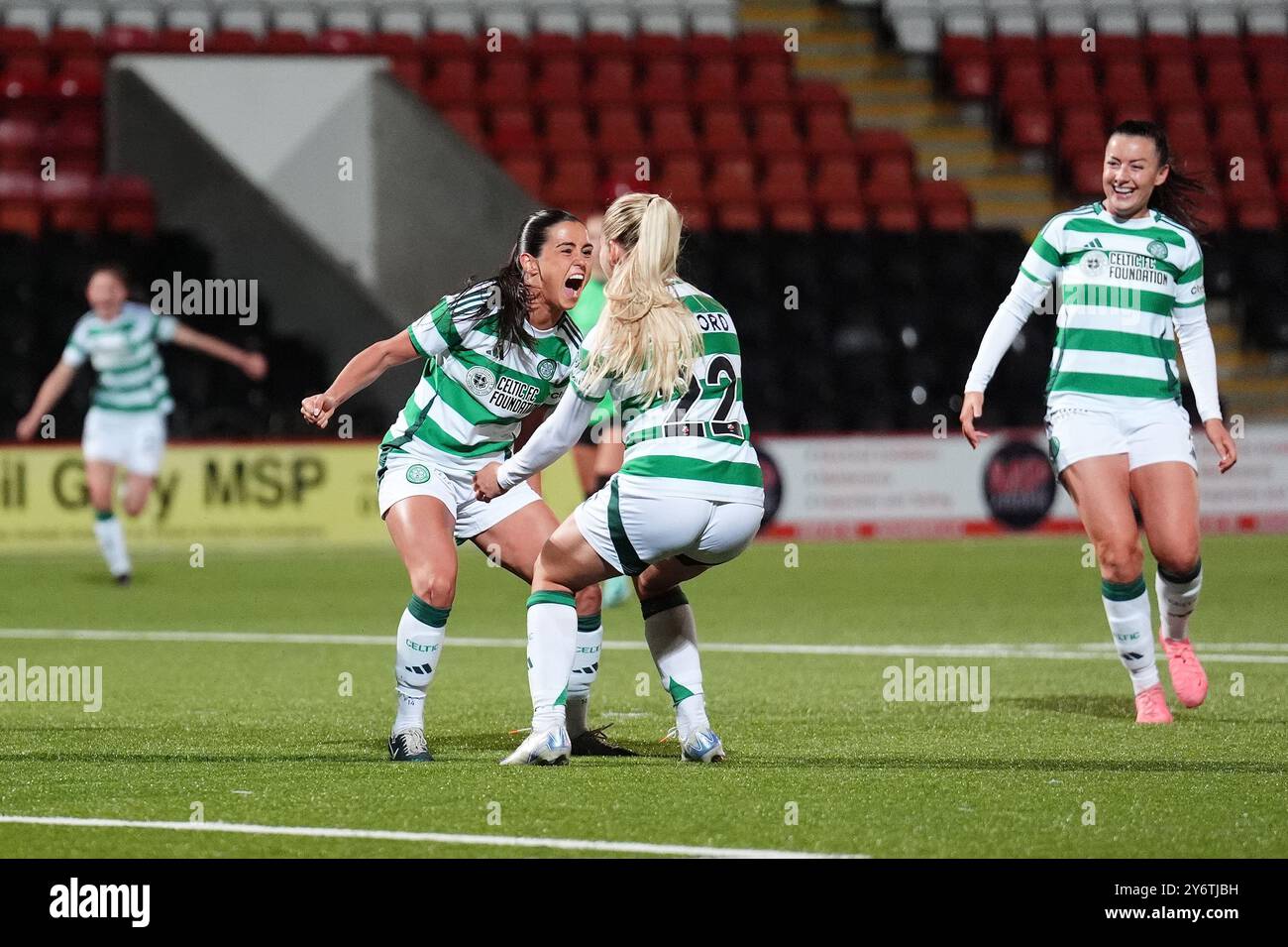 Celtic's Shannon McGregor (links) feiert mit Teamkollegin Lucy Ashworth-Clifford, nachdem sie das zweite Tor des Spiels in der UEFA Women's Champions League, in der zweiten Runde, im zweiten Leg-Spiel im Albert Bartlett Stadium, Airdrie erzielt hat. Bilddatum: Donnerstag, 26. September 2024. Stockfoto