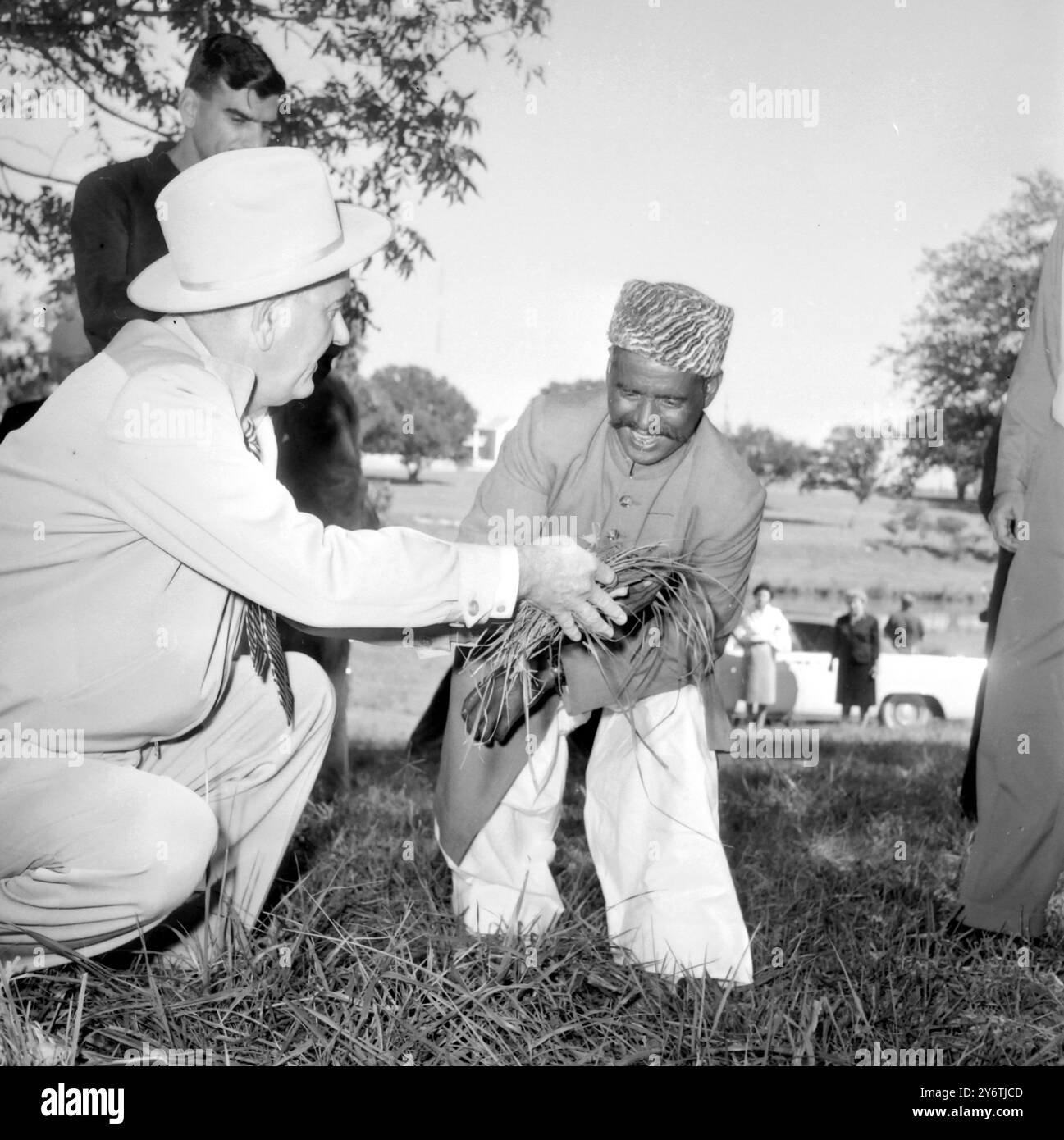 US-VIZEPRÄSIDENT LYNDON JOHNSON MIT BASHIR AHMAD UND HARRY BLACKBORNE AM 19. OKTOBER 1961 IN TEXAS Stockfoto