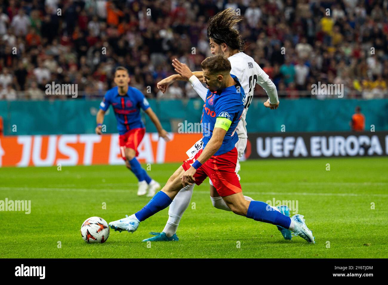 Herdi Prenga vom FC RFS und Darius Olaru vom FCSB kämpften am 26. September 2024 in der stade National Arena in Bukarest um den Ball während der 1. Runde der UEFA Europa League, zwischen Fotball Club FCSB und Rigas Futbola Skola, Foto Mihnea Tatu/Lightspeed Images/DPPI Credit: DPPI Media/Alamy Live News Stockfoto