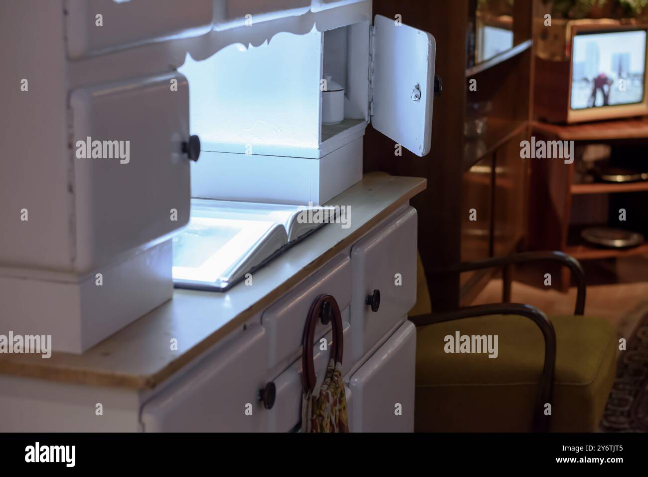 Wohnzimmer in einer klassischen Wohnung aus der kommunistischen Ära in Polen in den 1970er Jahren Stockfoto