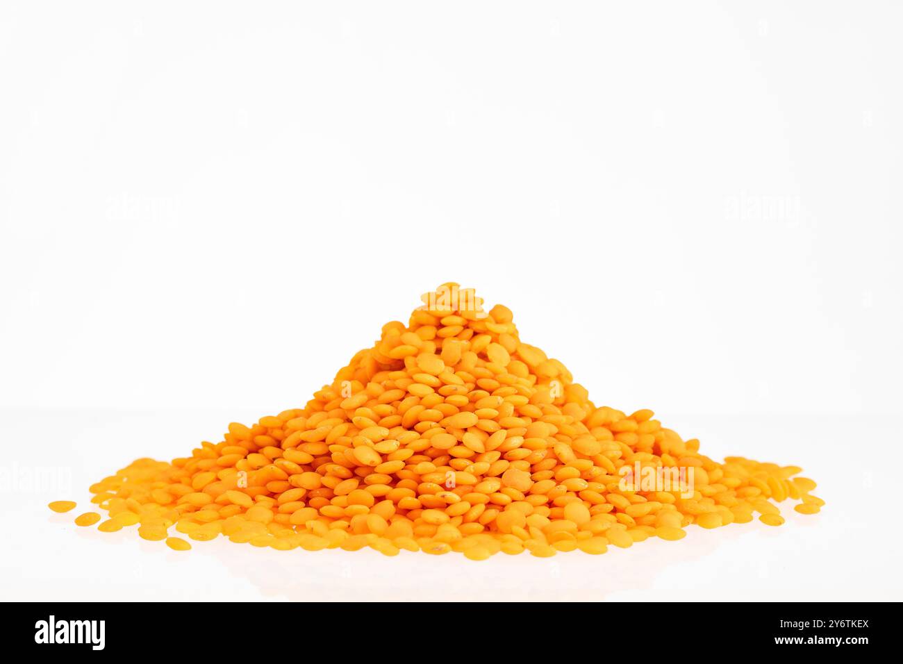 Linse culinaris - Haufen roher roter Linsen. Stockfoto