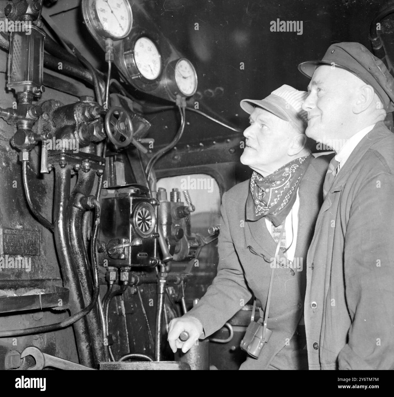 E JOHNSON MIT THOMAS TABER EISENBAHNFREUND IN LONDON IN EINER LOKOMOTIVE / 7. OKTOBER 1961 Stockfoto