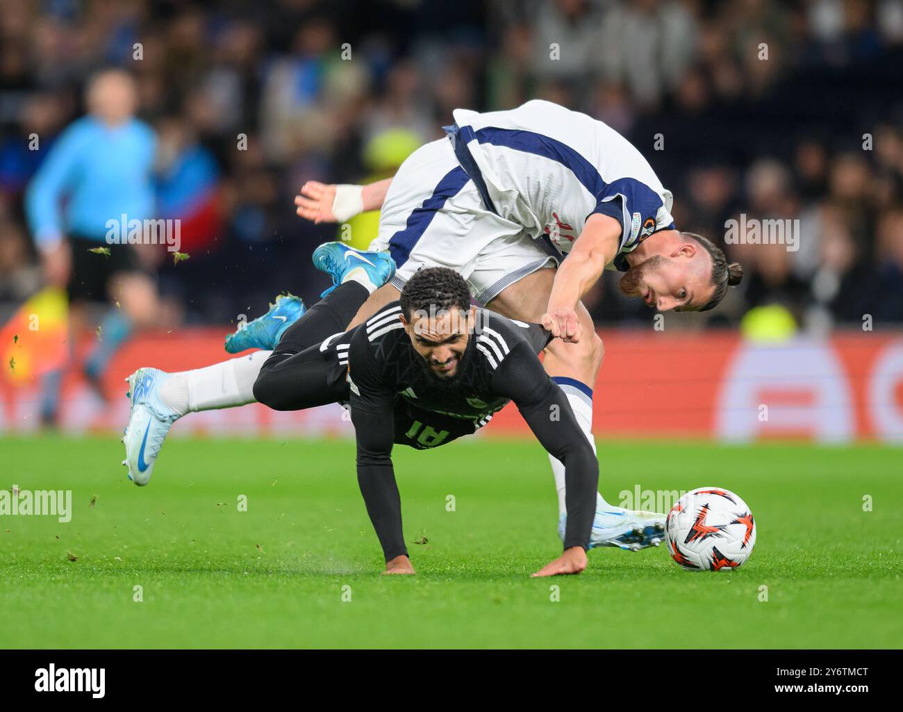 London, Großbritannien. September 2024 - Tottenham Hotspur / Qarabag - Europa League - Tottenham Hotspur Stadium. Tottenhams Radu Dragusin zieht Juninho an, wenn er das Tor durchlässt und Dragusin weggeschickt wird. Bildnachweis: Mark Pain / Alamy Live News Stockfoto