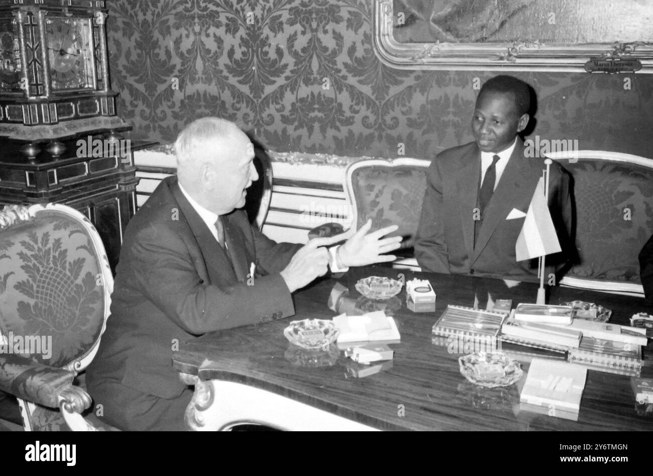 AUSTRAINE-PRÄSIDENT ADLOF SCHARF MIT SENEGALESISCHEM PREMIERMINISTER MAMADOUDIA IN WIEN / 7. OKTOBER 1961 Stockfoto