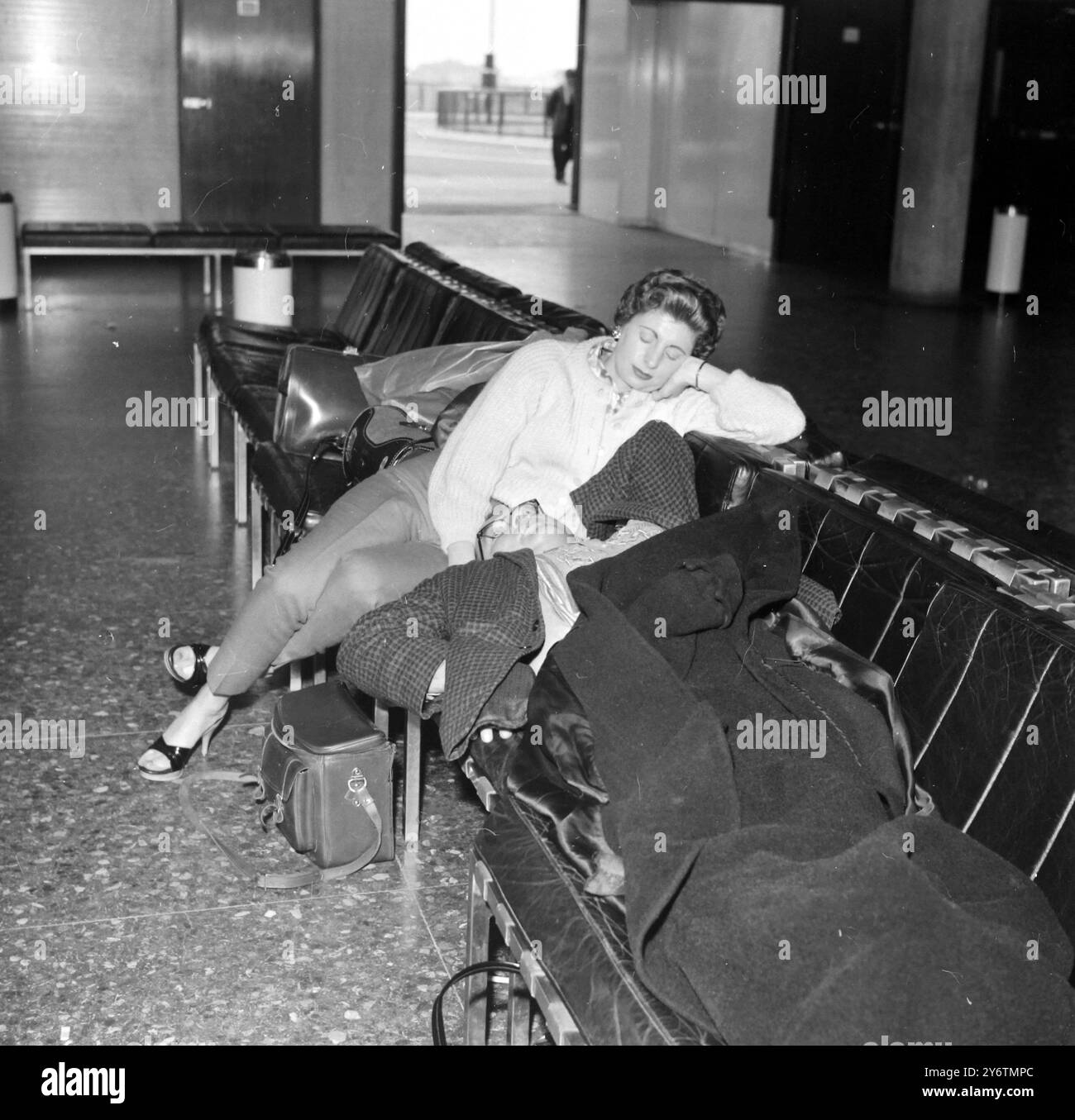SHIRLEY HOYT MIT EHEMANN AM FLUGHAFEN GATWICK / 4. OKTOBER 1961 Stockfoto