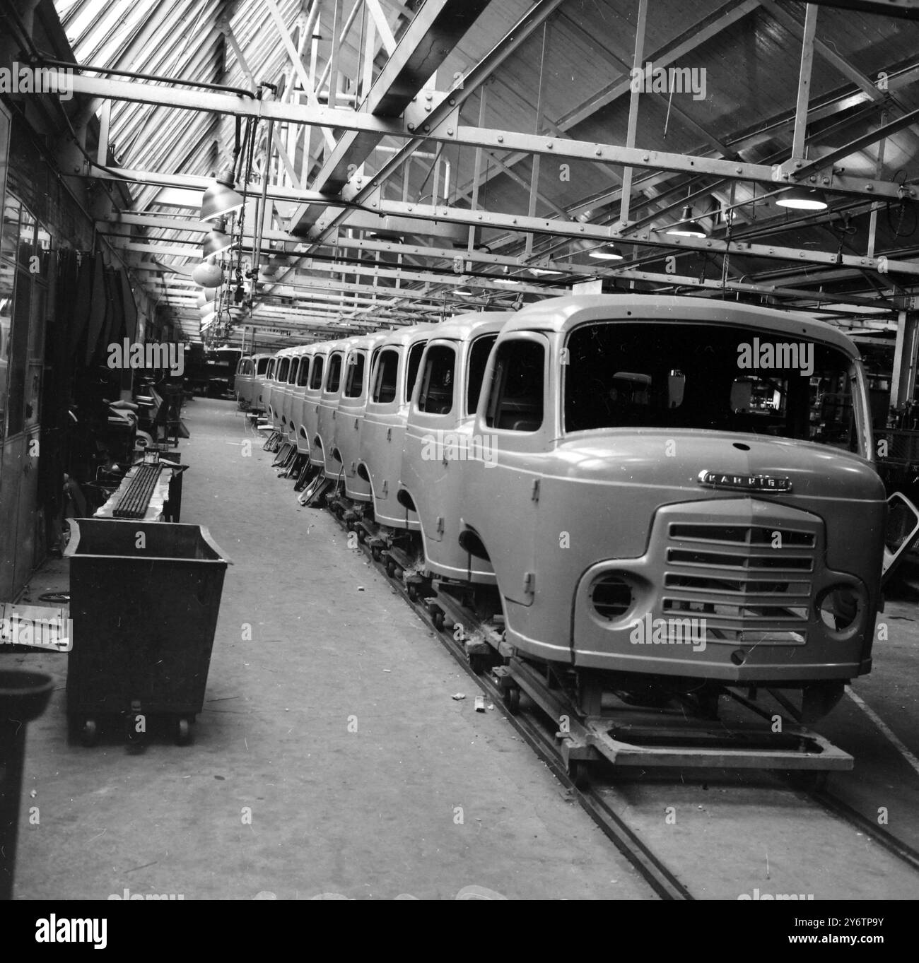 FABRIKEN VERLIESSEN DIE MONTAGELINIE WEGEN STREIKS BEI DER ROOTES GROUP IN LONDON AM 28. SEPTEMBER 1961 Stockfoto