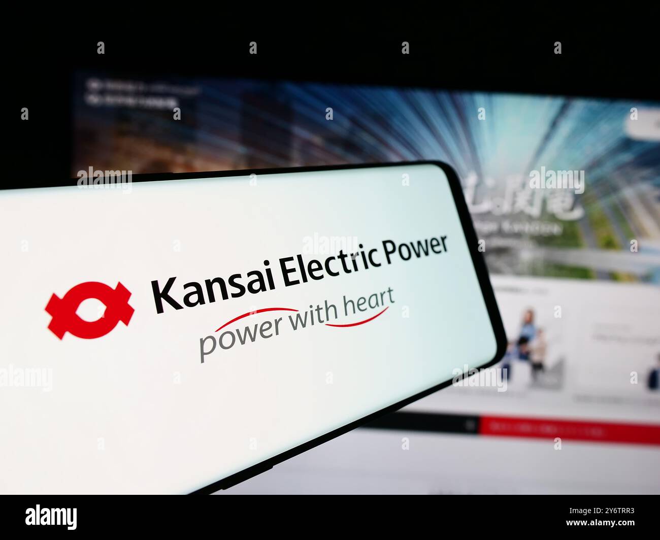 In dieser Abbildung ist ein Smartphone mit dem Logo des japanischen Unternehmens Kansai Electric Power Co. Inc. (KEPCO) vor der Website zu sehen. Stockfoto