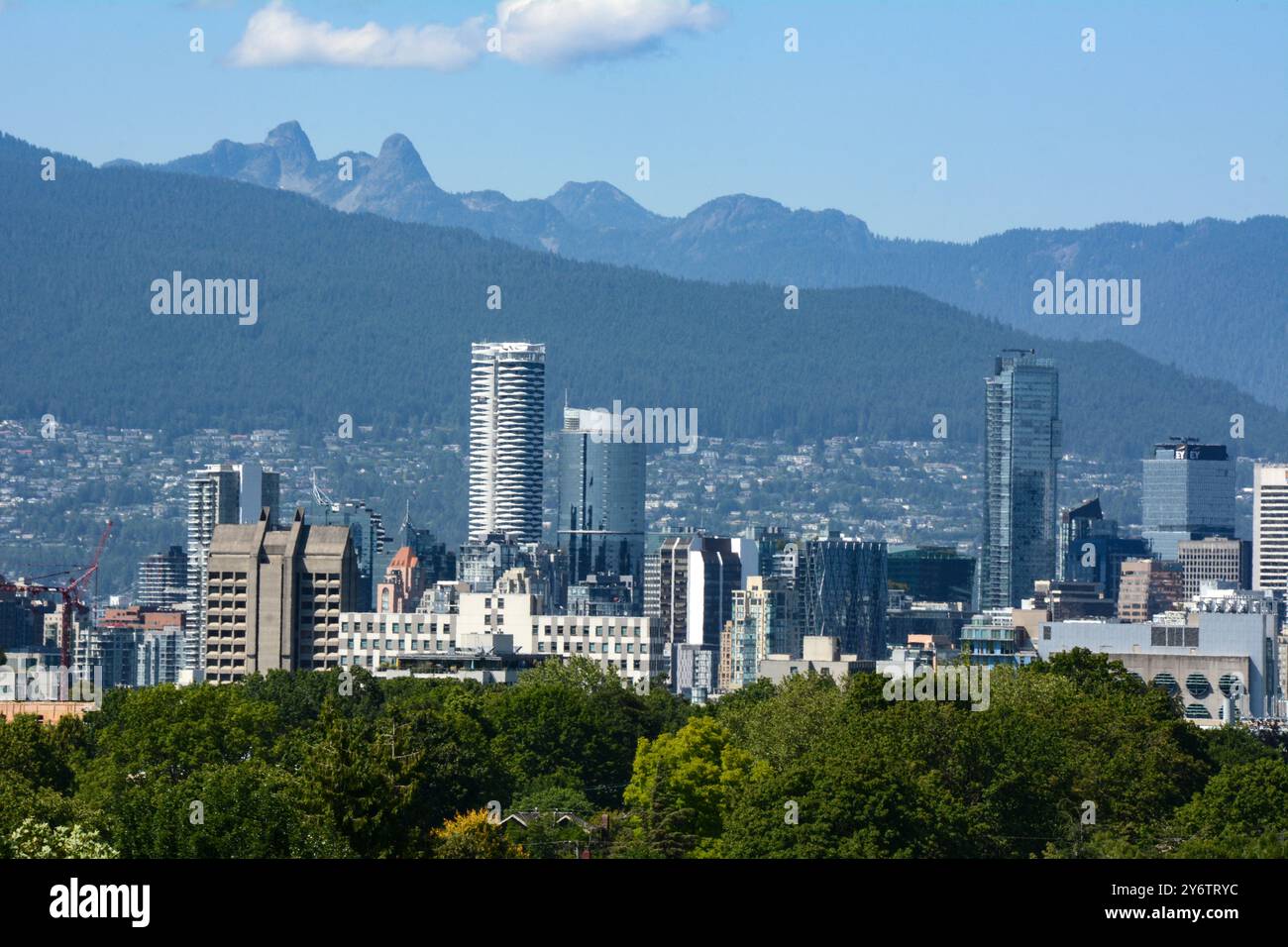 Blick nach Norden auf die Türme der Innenstadt von Vancouver, die Lions Peaks und die North Shore Mountains, Vancouver, British Columbia, Kanada. Stockfoto