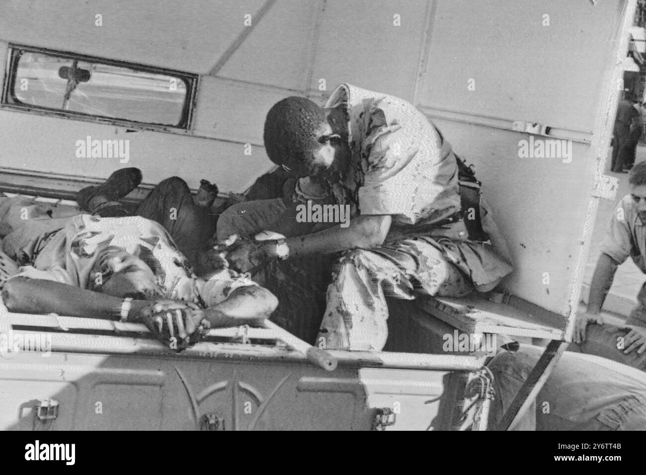 DAS ROTE KREUZ DER ARMEE HILFT DEM VERWUNDETEN KATANGA AM 15. SEPTEMBER 1961 Stockfoto