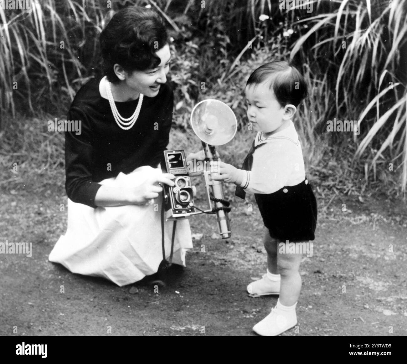 PRINZ HIRO VON JAPAN MIT EINER KAMERA UND PRINZESSIN MICHINO 4. SEPTEMBER 1961 Stockfoto