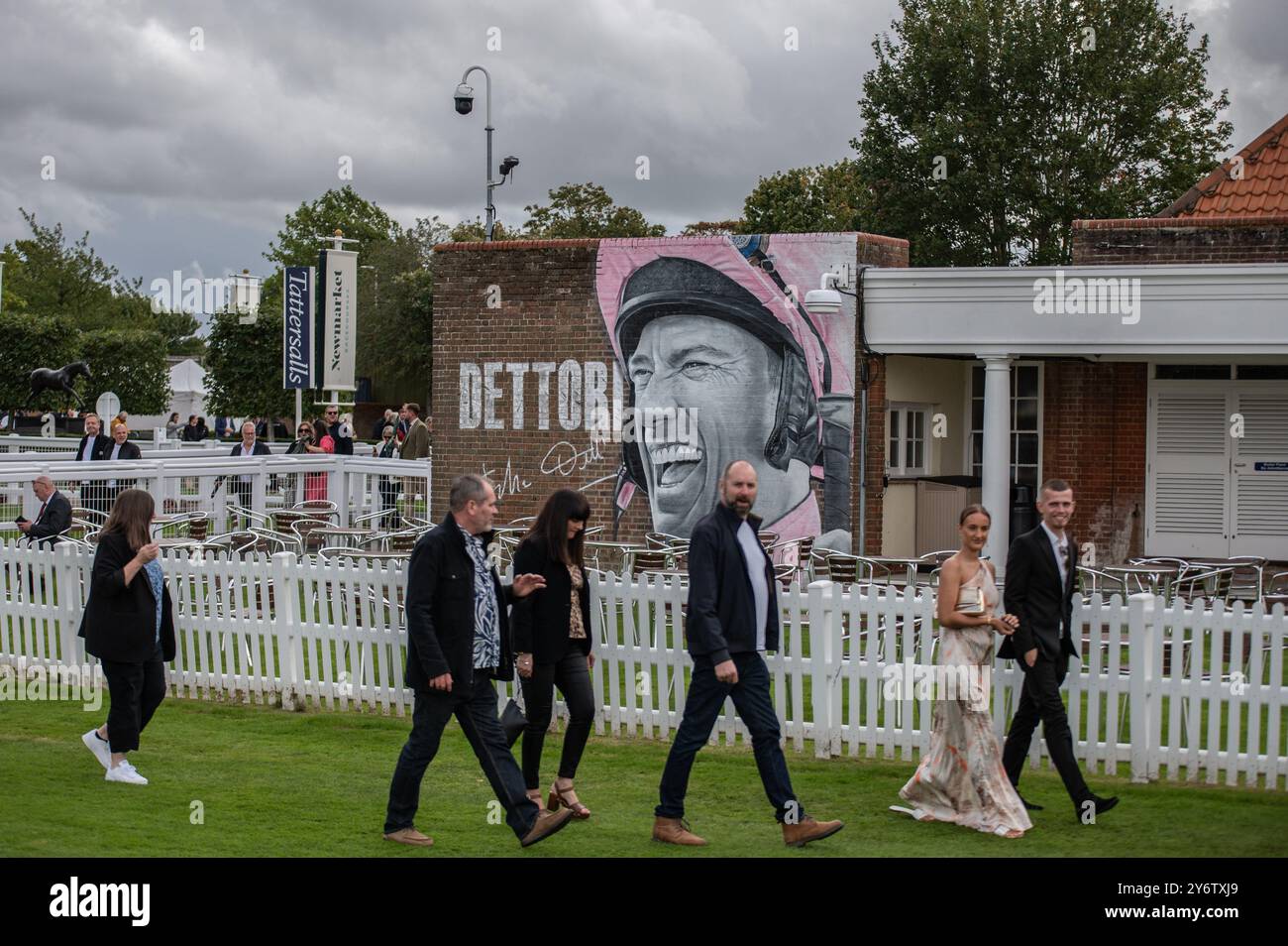 Newmarket, Großbritannien. September 2024. Rennfahrer, die am ersten Tag des Cambridgeshire Meetings auf der Newmarket Racecourse ankommen. Das Cambridgeshire Meeting findet an drei Tagen auf den Newmarket Racecourses statt und ist eines der wichtigsten Veranstaltungen der Herbstsaison. Quelle: SOPA Images Limited/Alamy Live News Stockfoto