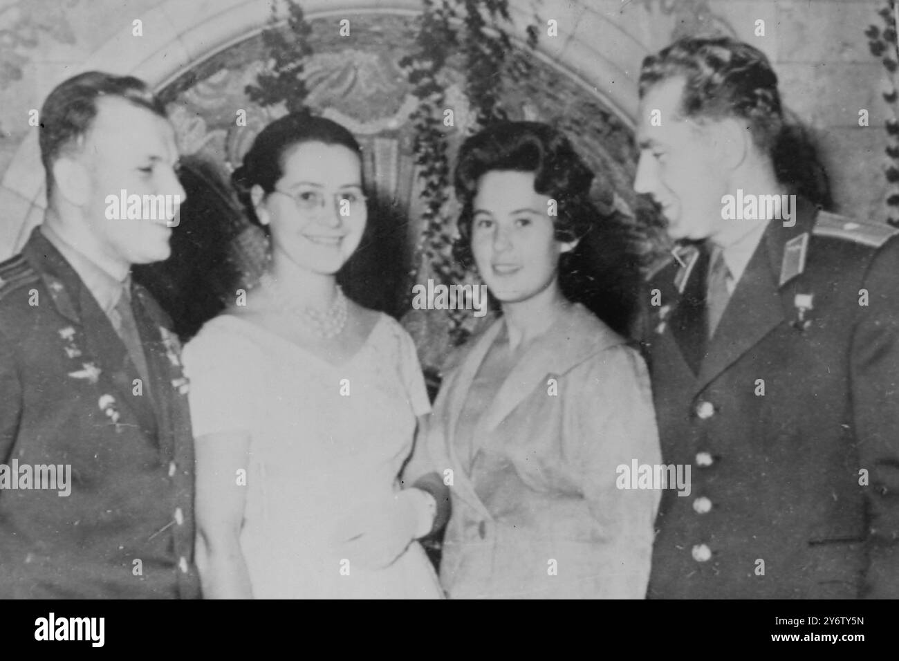 ZWEITER SOWJETISCHER ASTRONAUT MAJOR GHERMAN STEPANOWITSCH TITOW UND JURI GAGARIN MIT EHEFRAUEN 18. AUGUST 1961 Stockfoto