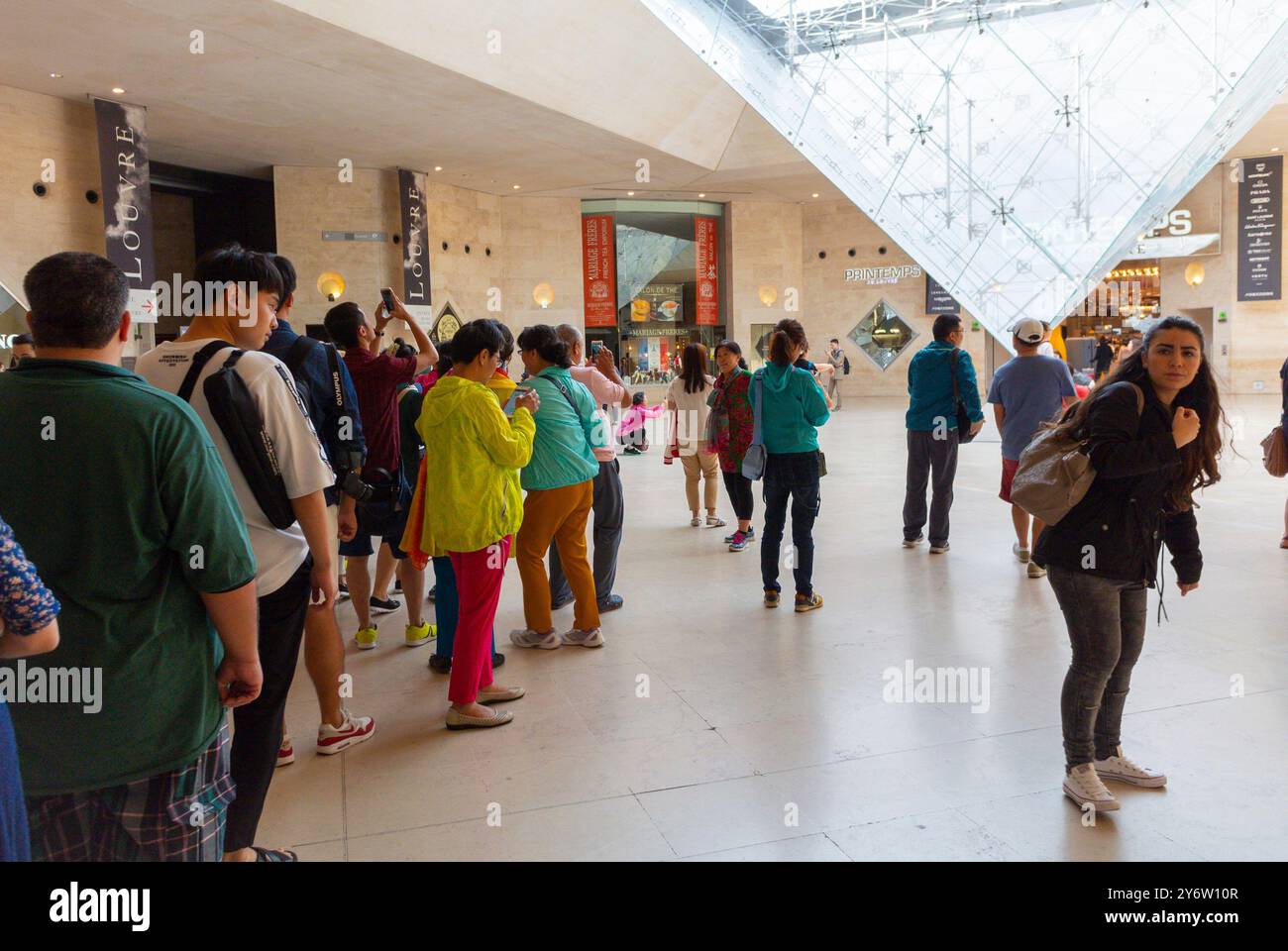 Paris, Frankreich, Weitwinkelblick, innen, 'Le Carrousel du Louvre', Touristen, Leute in der Warteschlange, Shopping, Lining Up, Geschäfte vor Ort Stockfoto