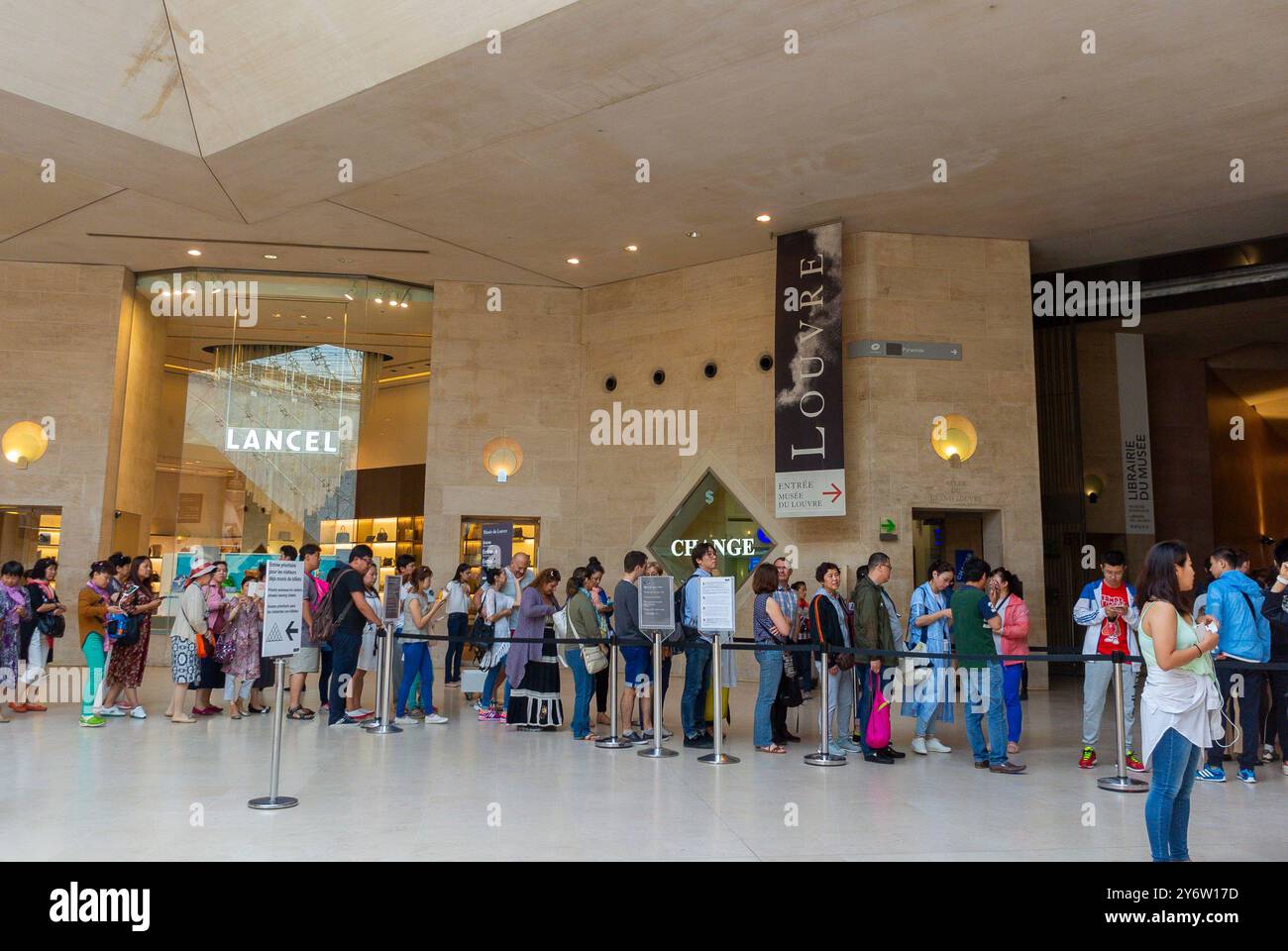 Paris, Frankreich, Weitwinkelblick, innen, „Le Carrousel du Louvre“, Touristen, Leute in der Warteschlange, Shopping, Lining Up, lokale Geschäfte, urbane Menschenmassen Stockfoto