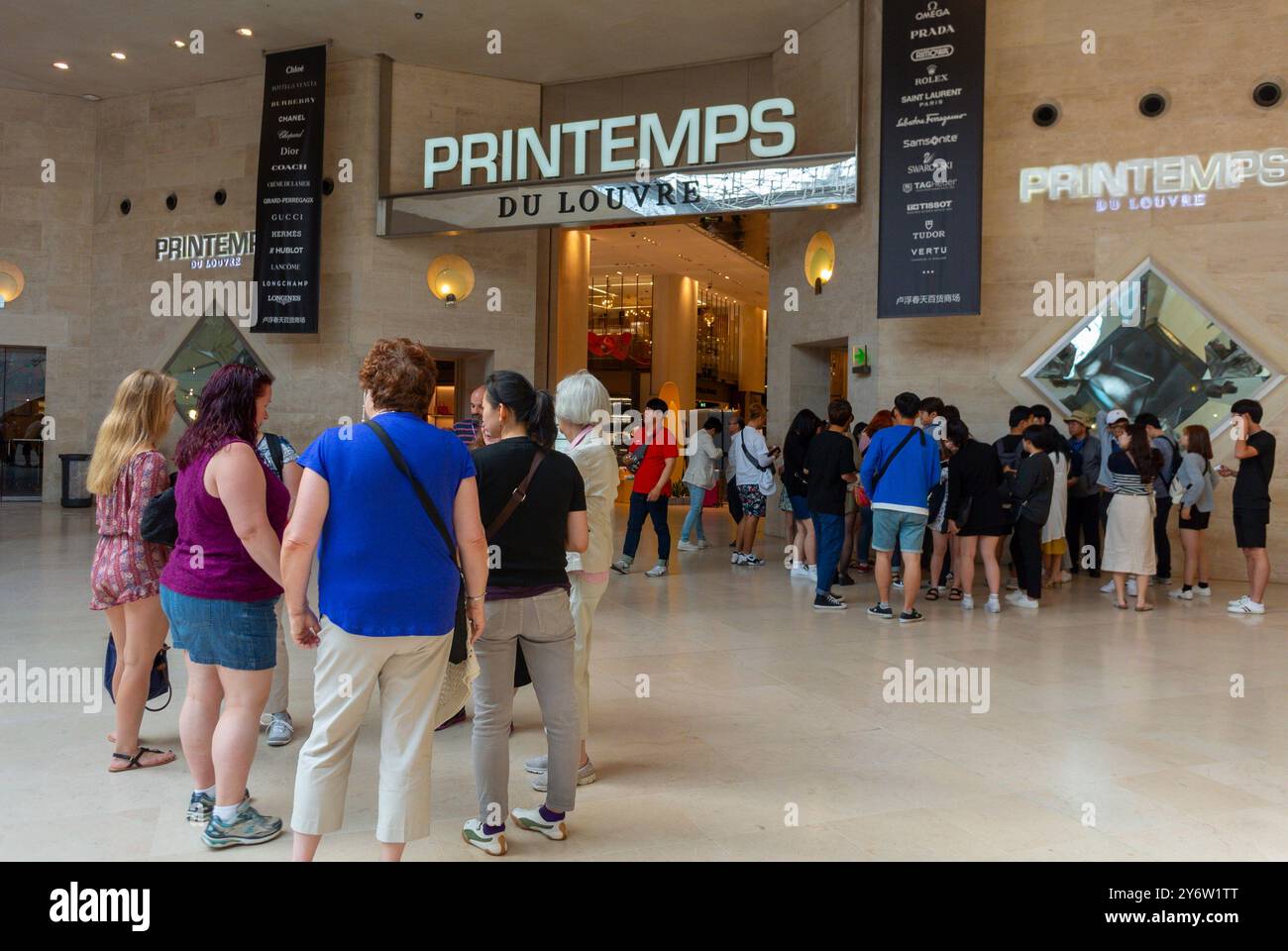 Paris, Frankreich, Weitwinkelblick, innen, 'Le Carrousel du Louvre', Touristen, Leute Shopping, lokale Geschäfte, französisches Kaufhaus, „Au Printemps“ Stockfoto