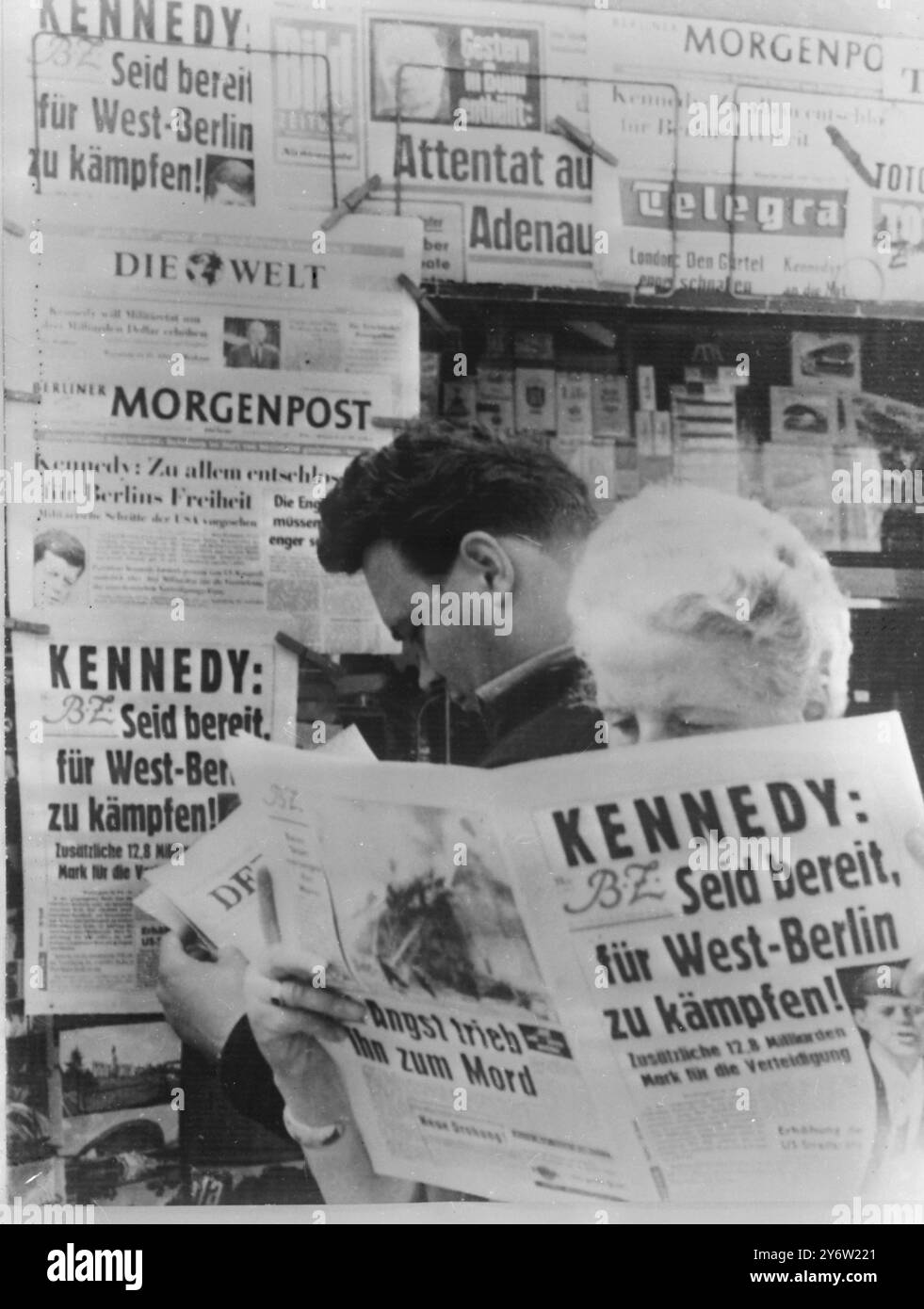 KRISENBEWOHNER LESEN BERICHTE DER KENNEDY SPEECH BERLIN 26. JULI 1961 Stockfoto