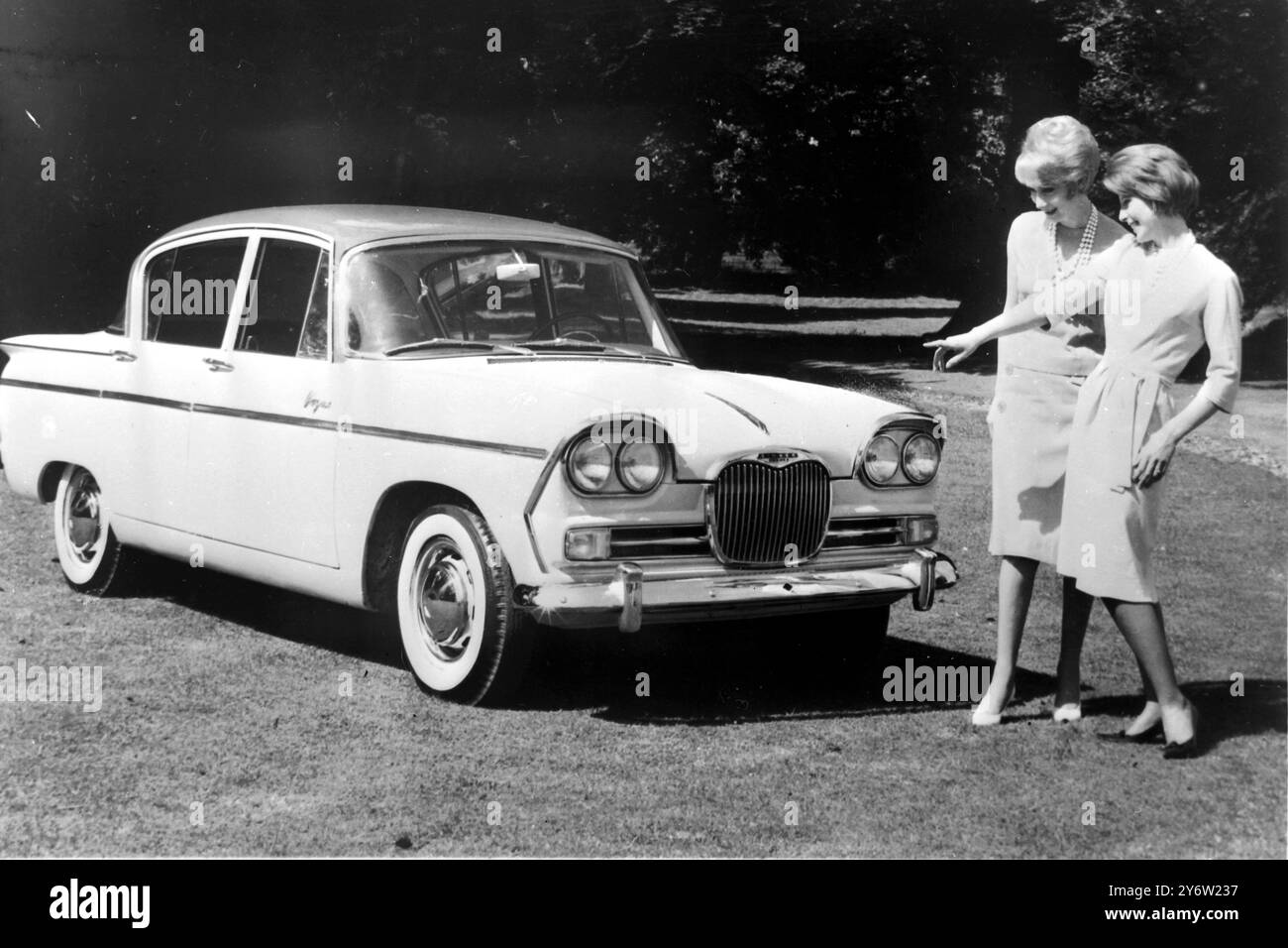 DER MOTORWAGENSÄNGER VOUGE VON ROOTES GROUP 26. JULI 1961 Stockfoto
