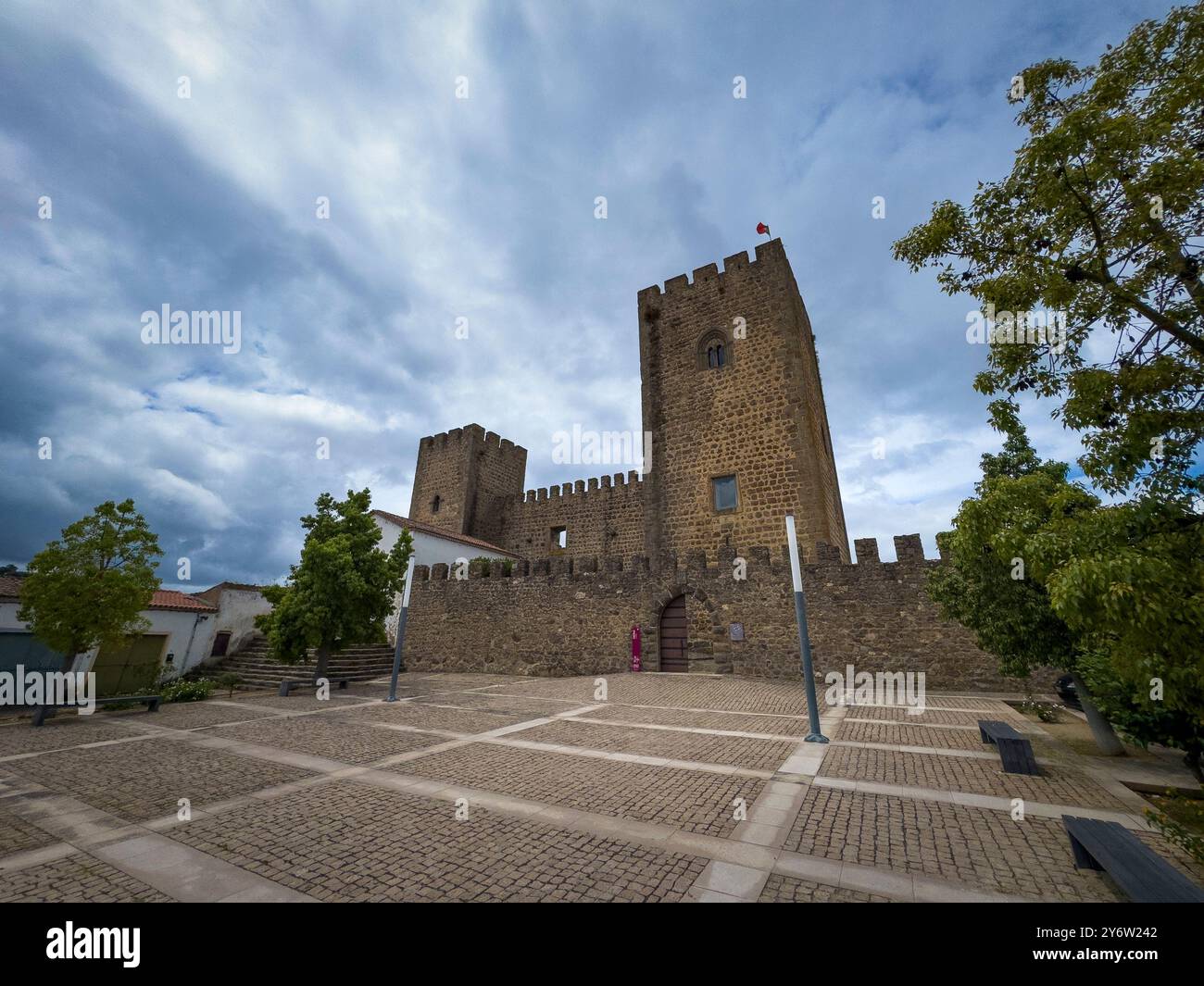 Amieira do Tejo, Portugal - 30. Juni 2024: Blick auf die Burg Amieira do Tejo im traditionellen Dorf Amieira do Tejo in Alentejo, Portugal Stockfoto