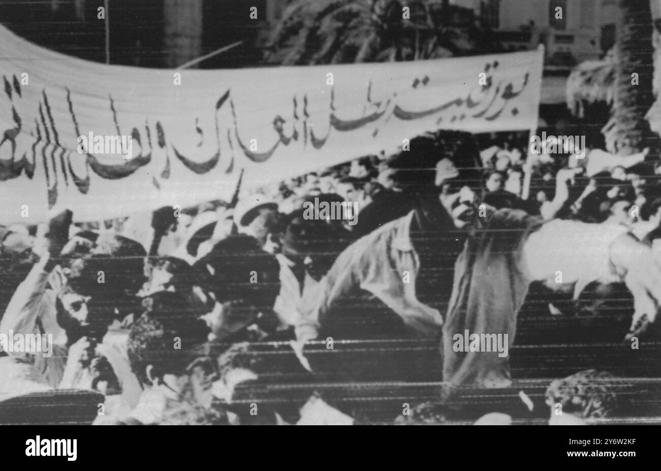 DEMONSTRATIONEN GEGEN FRANZÖSISCHE SPRUCHBÄNDER WURDEN AM 23. JULI 1961 IN TUNIS VERBREITET Stockfoto