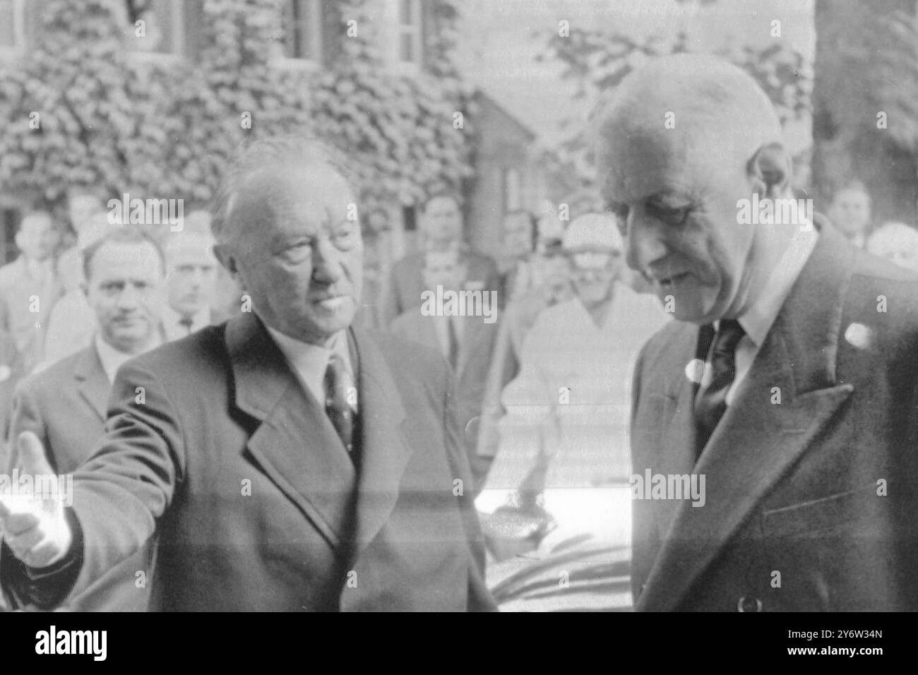 BUNDESKANZLER KONRAD ADENAUER MIT DEM FRANZÖSISCHEN PRÄSIDENTEN CHARLES DE GAULLE AM 18. JULI 1961 IN BONN Stockfoto