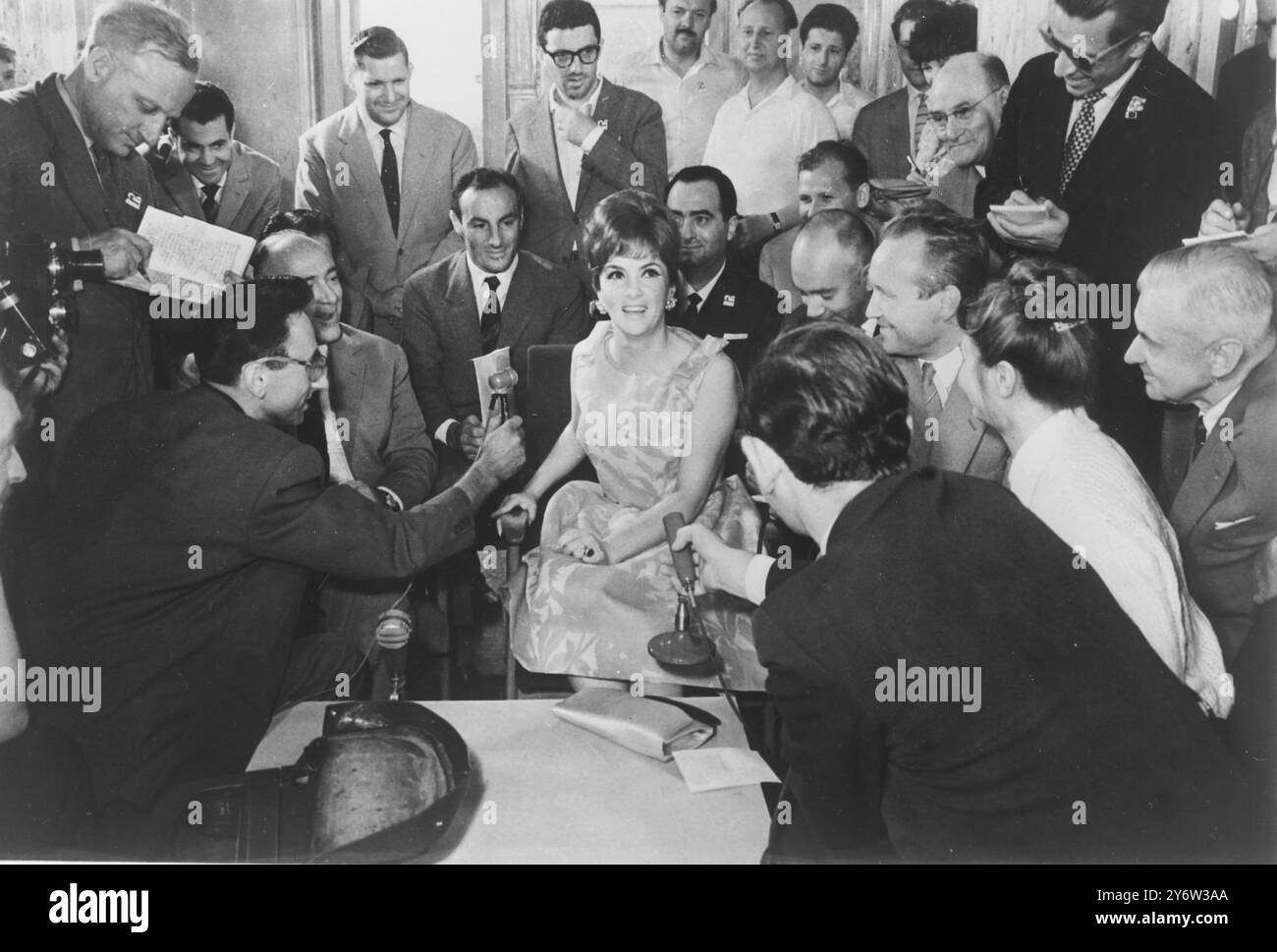 ITALIENISCHE SCHAUSPIELERIN GINA LOLLOBRIGIDA AUF DER PRESSEKONFERENZ IM MOSKAUER HOTEL / 17. JULI 1961 Stockfoto