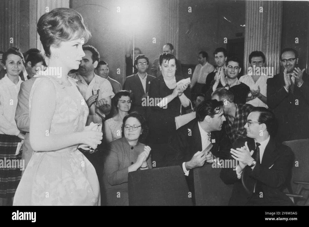 ITALIENISCHE SCHAUSPIELERIN GINA LOLLOBRIGIDA AUF DER PRESSEKONFERENZ IM MOSKAUER HOTEL / 17. JULI 1961 Stockfoto