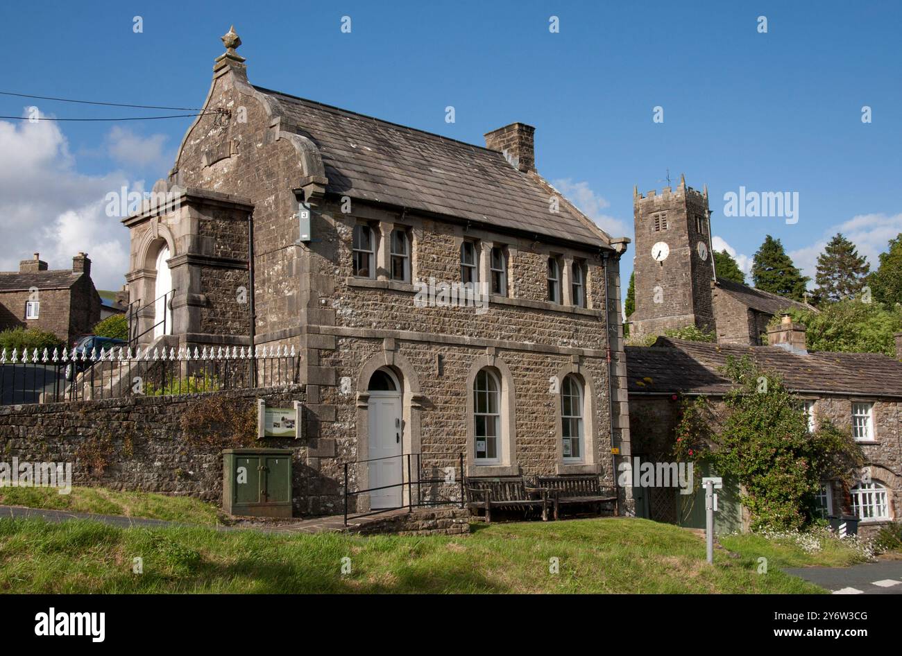 Muker altes literarisches Institut & St Mary's Church, Swaledale, Yorkshire Dales, England Stockfoto