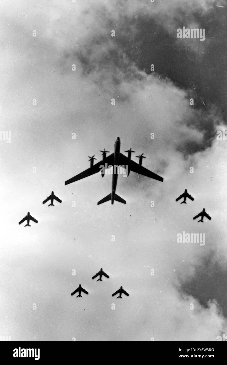 SCHWERER RAKETENTRÄGER - LUFTFAHRTSCHAU IN MOSKAU 12. JULI 1961 Stockfoto