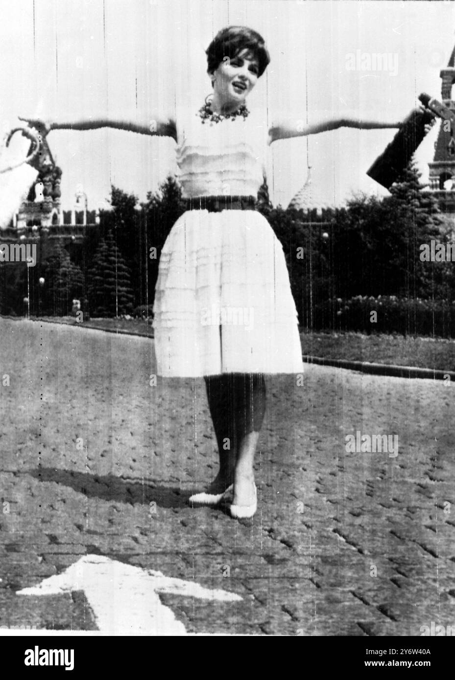 ITALIENISCHE SCHAUSPIELERIN GINA LOLLOBRIGIDA AUF DEM ROTEN PLATZ IN MOSKAU / 11. JULI 1961 Stockfoto