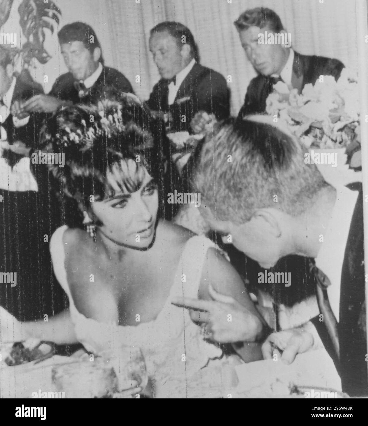 SCHAUSPIELERIN ELIZABETH TAYLOR MIT ROBERT KENNEDY UND FRANK SINATRA IN HOLLYWOOD / 10. JULI 1961 Stockfoto