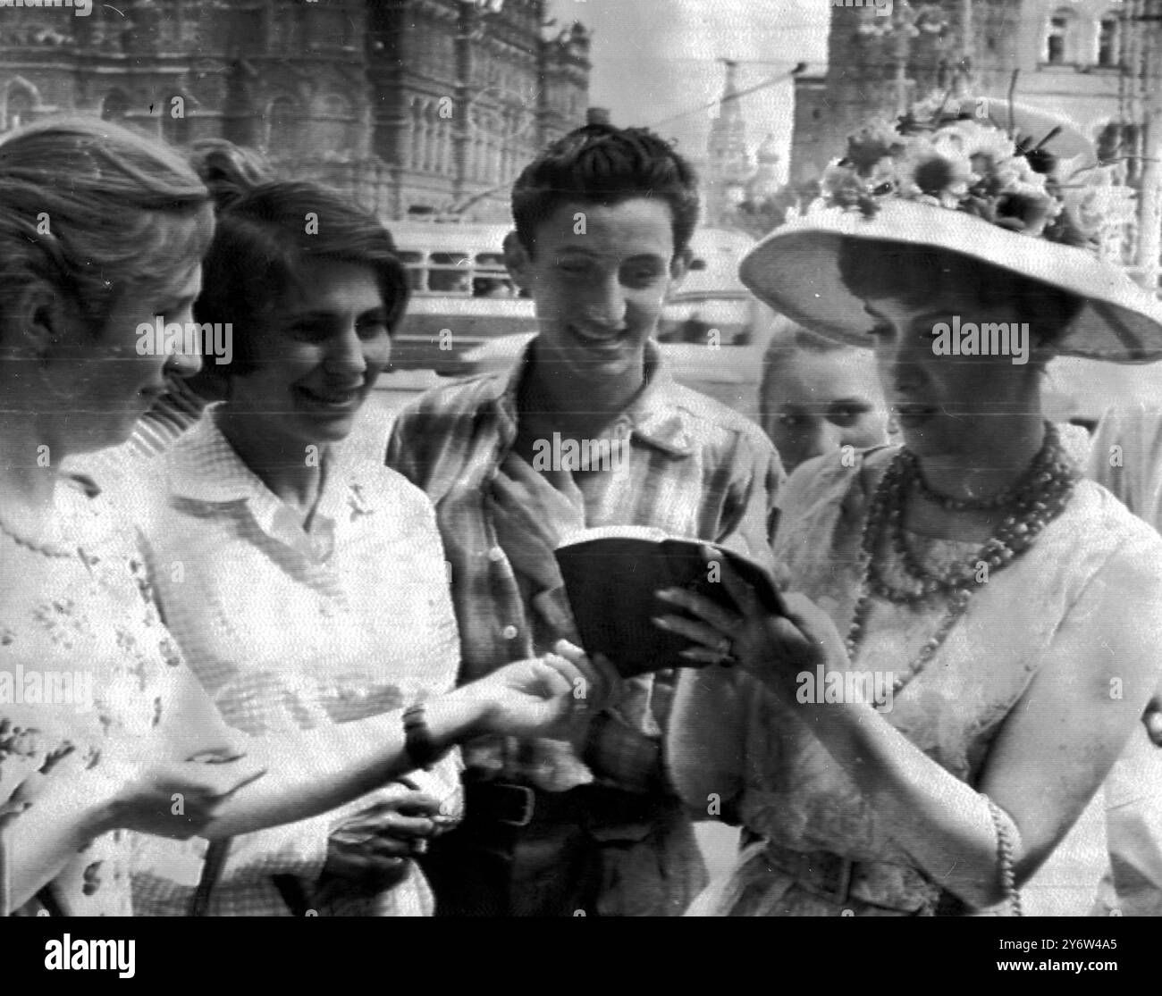 SCHAUSPIELERIN GINA LOLLOBRIGIDA UNTERZEICHNET AUTOGRAMME IN MOSKAU / 10. JULI 1961 Stockfoto