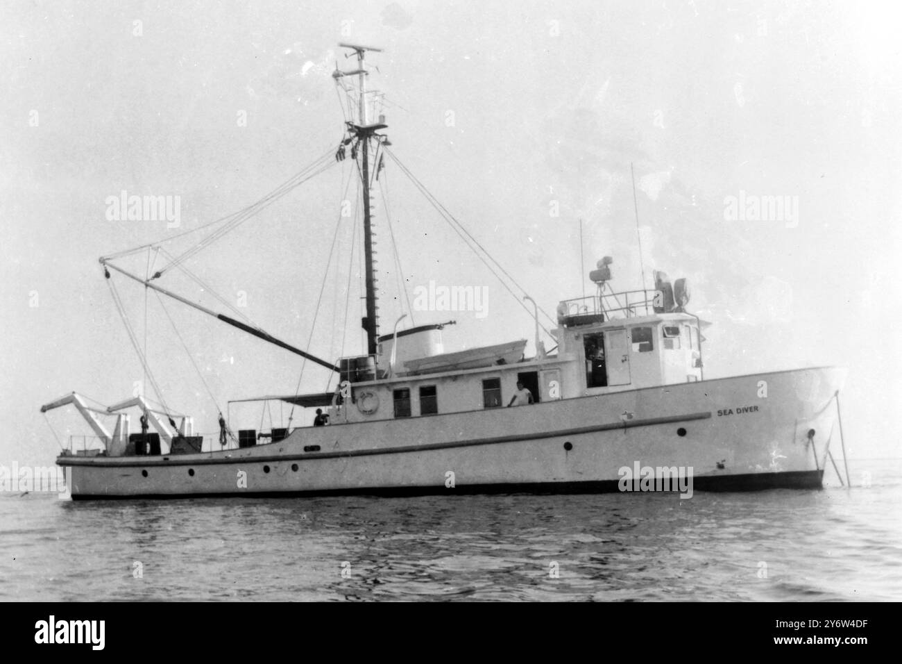 YACHTEN SEETAUCHER VOR ANKER DER VEULA BAY ATHEN GRIECHENLAND AM 8. JULI 1961 Stockfoto