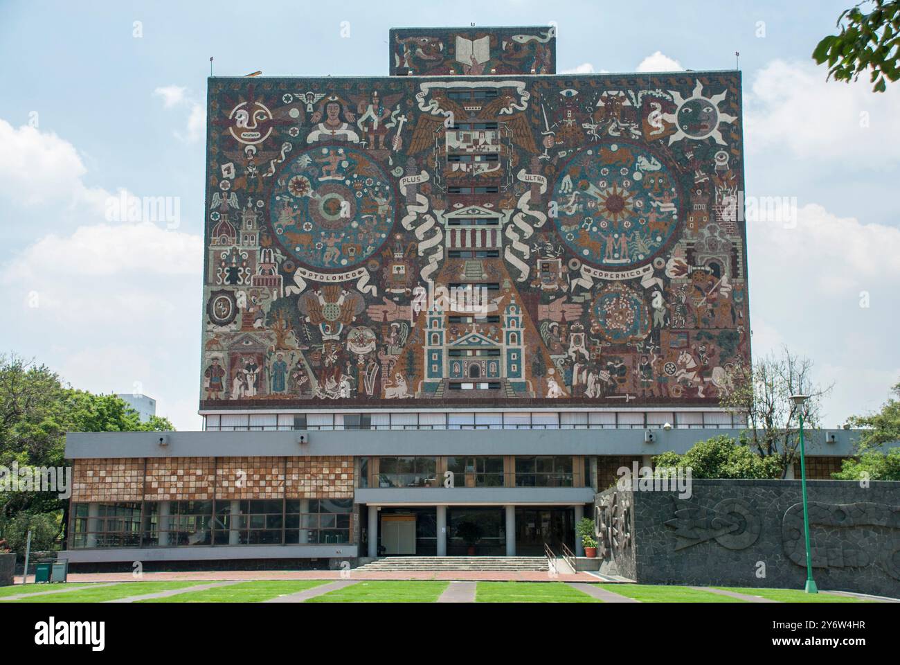 Mexiko-Stadt, Mexiko; 09 12 2017; Fassade der Zentralbibliothek der Universidad Nacional Autónoma de México. Stockfoto