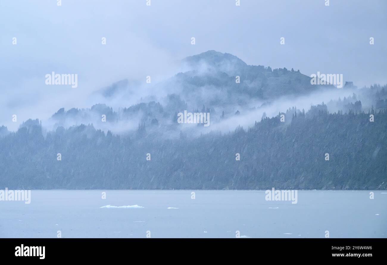 Nebelbedeckte Berge im Chugach National Forest entlang der Küste des College Fjords Stockfoto