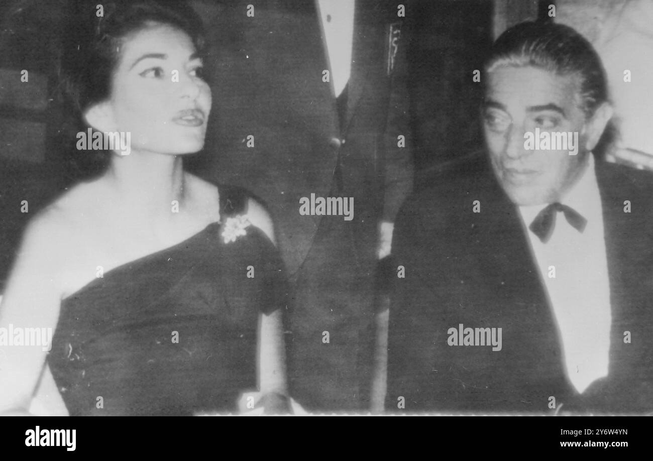 OPERNSÄNGERIN MARIA CALLAS MIT ARISTO ONASSIS BEIM ABENDESSEN AUF MALLORCA / 4. JULI 1961 Stockfoto