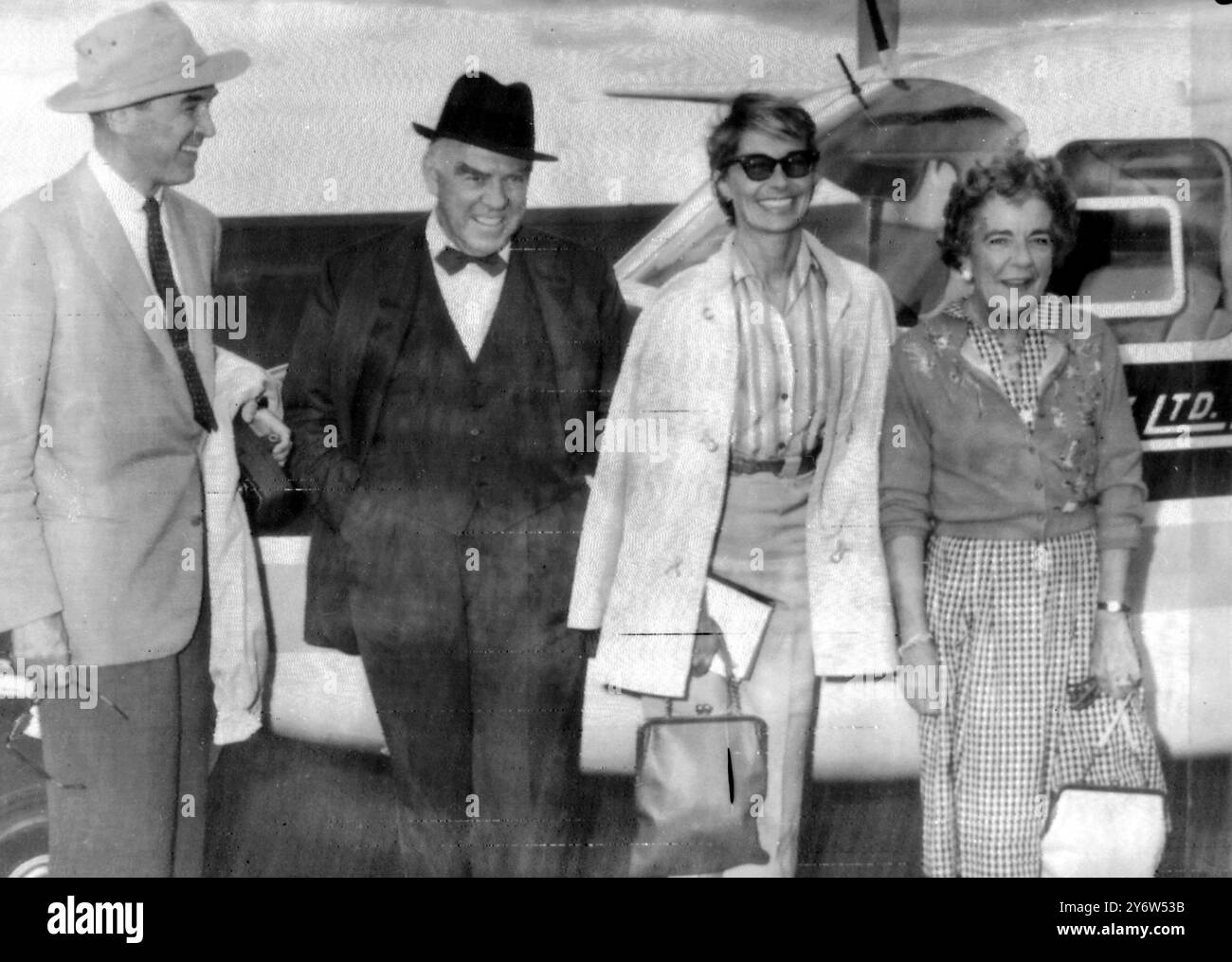 JAMES STEWART MIT EHEFRAU UND KIRK JOHNSON IN KENIA / 1. JULI 1961 Stockfoto
