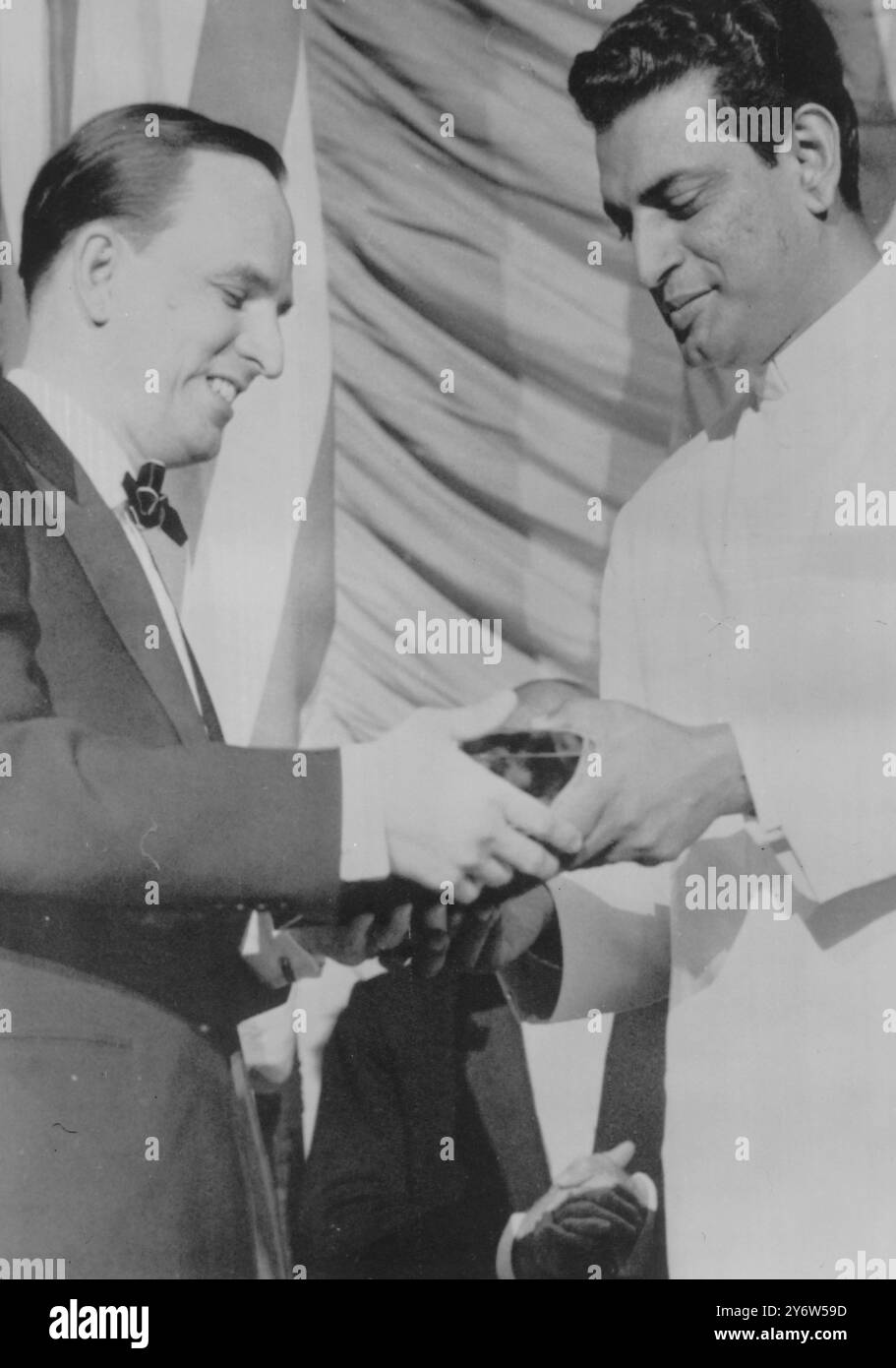 FILL REGISSEUR INGMAR BERGMAN AUS SCHWEDEN ERHÄLT EINEN PREIS AUF DEM INTERNATIONALEN FILMFESTIVAL IN BERLIN 30. JUNI 1961 Stockfoto