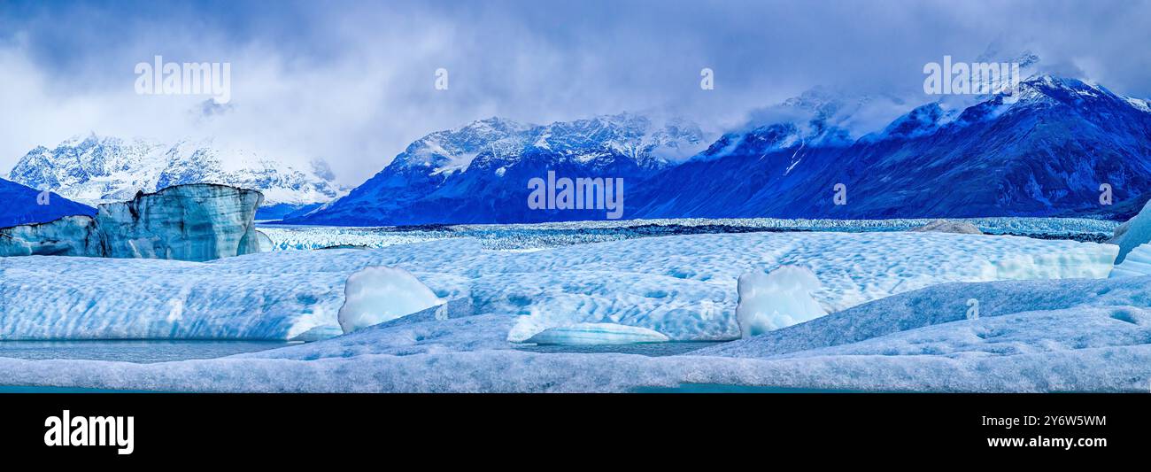 Das Eisfeld des Knik-Gletschers, einer der größten Eisflüsse Zentralalasees. Stockfoto