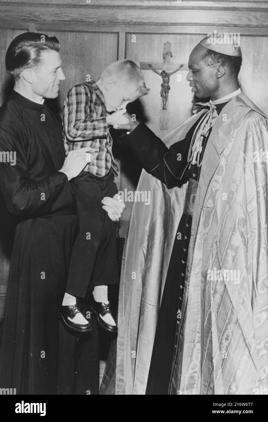 RELIGION - VATER GREGORY ROBERTS UND KARDINAL RUGAMBWA IN NEW YORK, USA - 13. JUNI 1961 Stockfoto