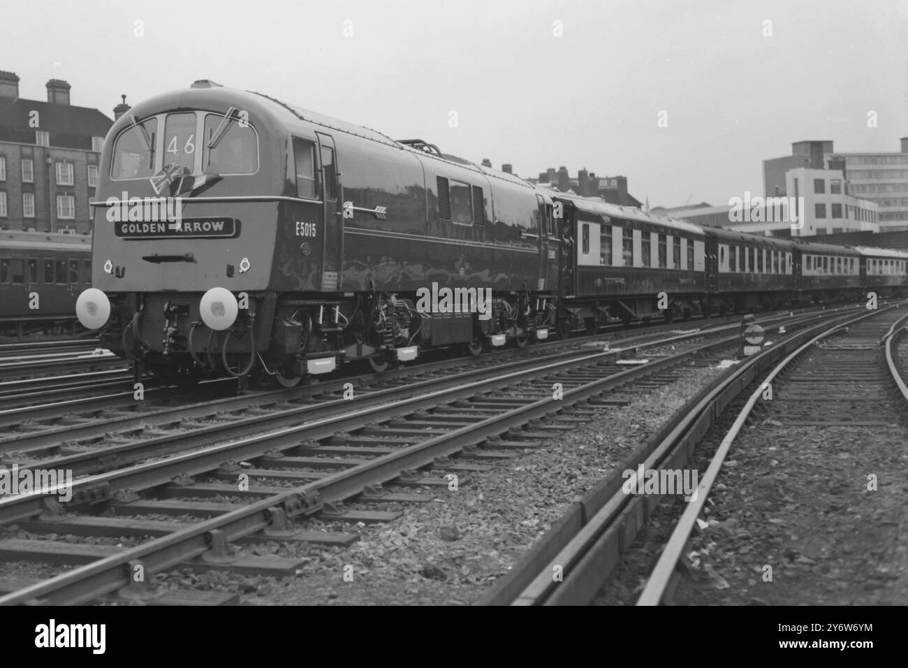 DER DIESELELEKTRISCHE ZUG DER EISENBAHN VERLÄSST VICTORIA AM 12. JUNI 1961 Stockfoto
