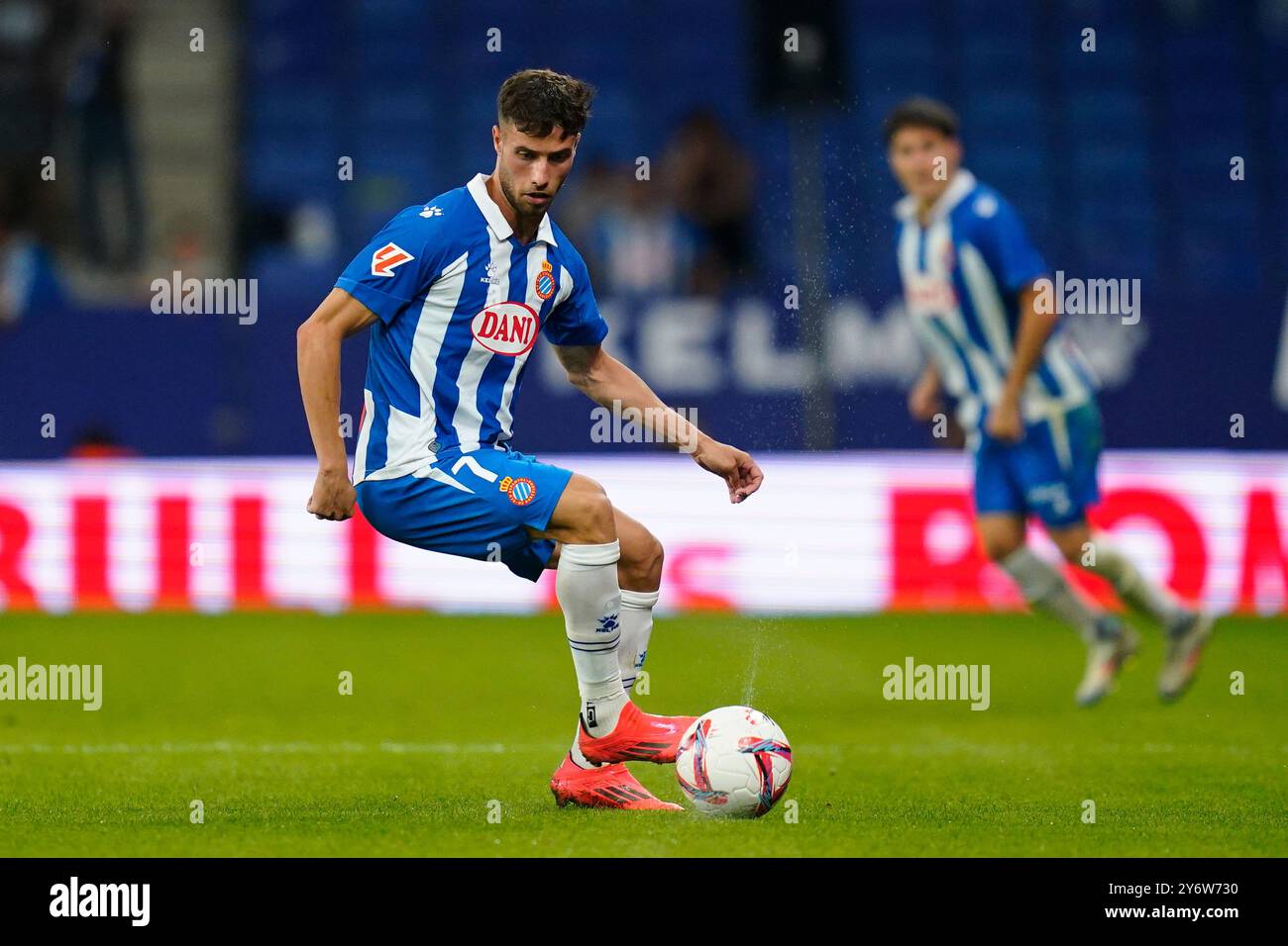 Barcelona, Spanien. September 2024. Während des La Liga EA Sports Matches zwischen RCD Espanyol und Villarreal CF spielte er am 26. September 2024 im RCDE Stadium in Barcelona, Spanien. (Foto: Sergio Ruiz/Imago) Credit: PRESSINPHOTO SPORTS AGENCY/Alamy Live News Stockfoto