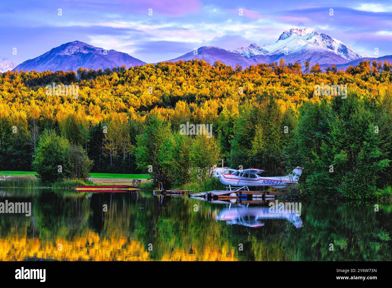 Wasserflugzeug parkte auf dem 6 Mile Lake in der Joint Base Elmendorf-Richardson in Alaska Stockfoto