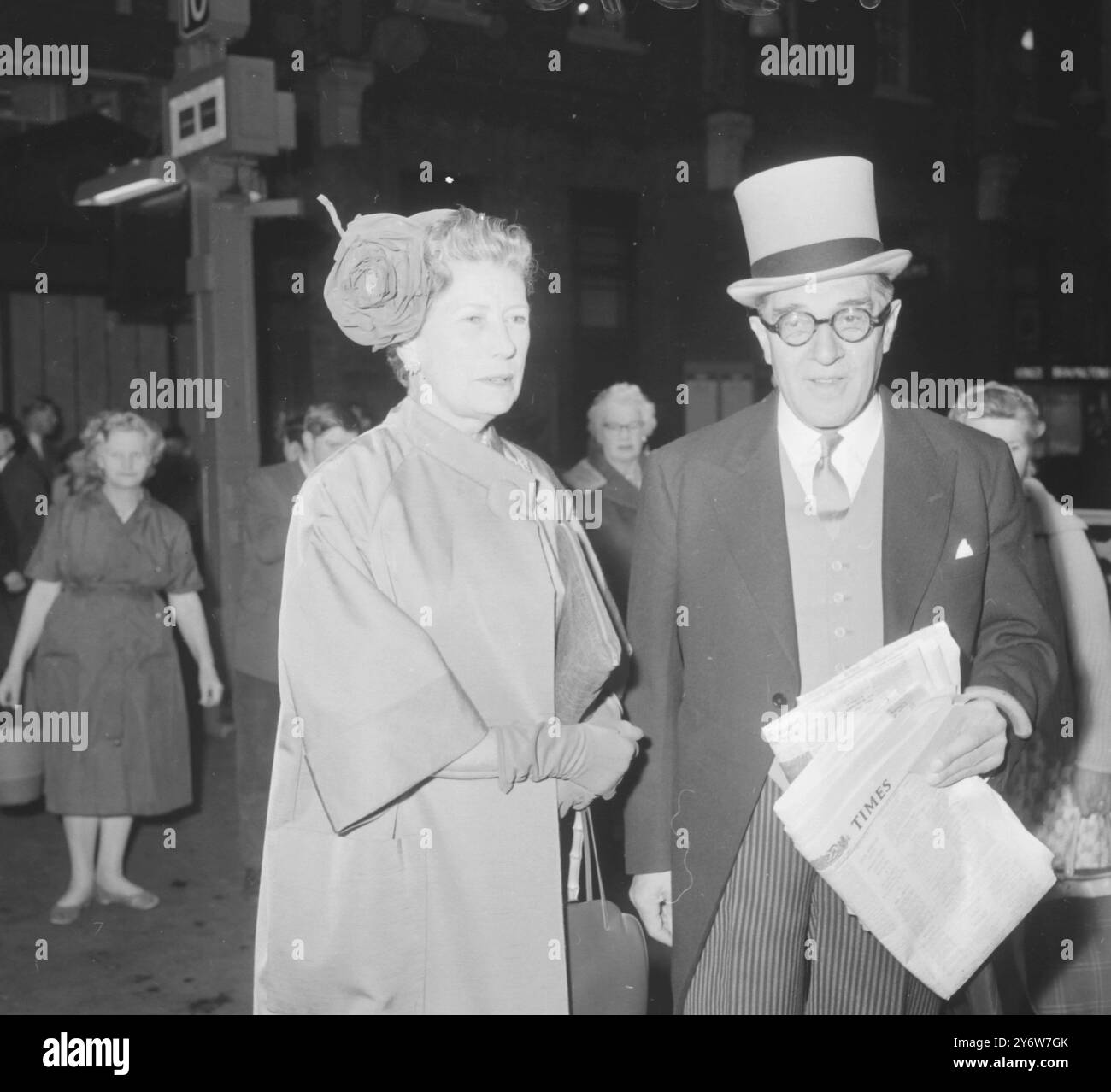 LADY UND LORD MONCKTON KOMMEN ZUR KÖNIGLICHEN HOCHZEIT - DUKE OF KENT MIT KATHERINE WORSLEY IN YORK/8. JUNI 1961 Stockfoto