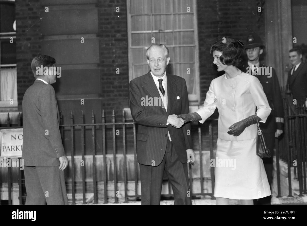 JACQUELINE JACKIE KENNEDY MIT HAROLD MACMILLAN IN DER US-BOTSCHAFT IN LONDON / 5. JUNI 1961 Stockfoto